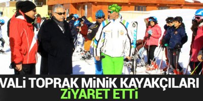 Vali Toprak minik kayakçıları ziyaret etti
