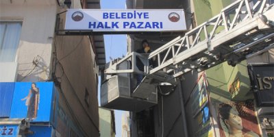 Belediye halk pazarı yeni tabelasına kavuştu