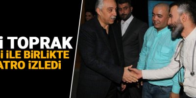 Vali Toprak ailesi ile birlikte tiyatro izledi