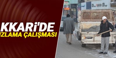 Hakkari'de yol tuzlama çalışması