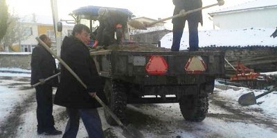 Muhtar ve azalar buzlu yolda tuzlama yaptı
