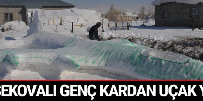 Yüksekovalı genç kardan uçak yaptı