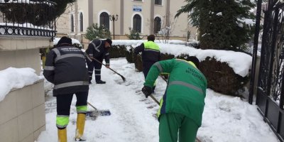 Belediye ekipleri yollardaki buzları temizledi