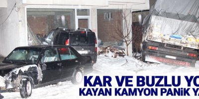 Kar ve buzlu yolda kayan kamyon panik yaşattı