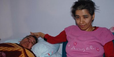 Yatalak anneye engelli kızı bakıyor