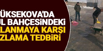 Yüksekova'da okul bahçesindeki buzlanmaya karşı tuzlama tedbiri
