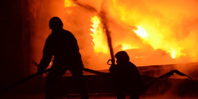 Fabrika yangını korkuya neden oldu