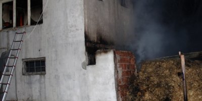 500 balya samanlık alev alev yandı