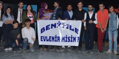 Sahnede evlilik teklifi sürprizi