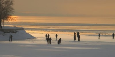 Buz tutan gölde tehlikeli yürüyüş