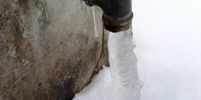 Soğuktan akan çeşmeler buz tuttu