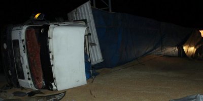 Bitlis'te buğday yüklü tır devrildi