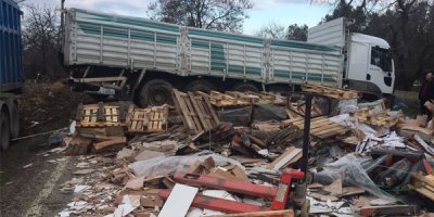 TIR devrildi, tonlarca fayans yola saçıldı