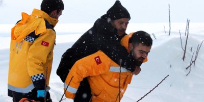 Hastayı metrelerce sırtında taşıdı