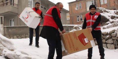 Hakkari'de Evleri Yanan ailelere yardım