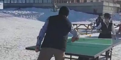 Kar üstünde masa tenisi keyfi