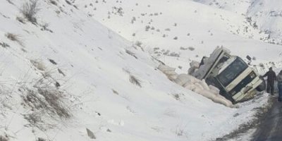 Saman yüklü kamyon yan yattı