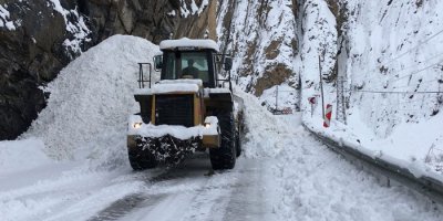 Hakkari-Van karayoluna 4 noktada çığ düştü