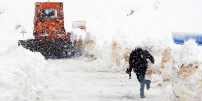 Ağrı’da araçlar çığda mahsur kaldı