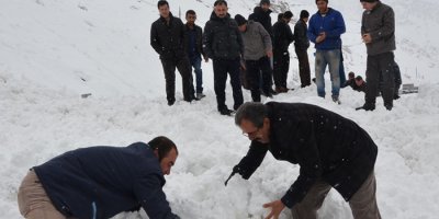 Karayoluna düşen çığı elle temizlediler