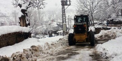 Derecik'te karla mücadele çalışması