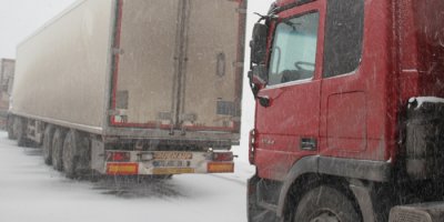 Yollar kapandı, tır sürücüleri Muradiye’ye sığındı
