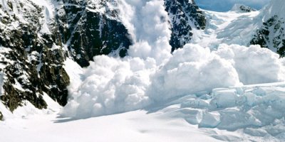 Çığ altında kalan vatandaşı köylüler kurtardı