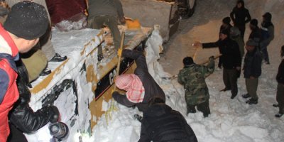 Karla mücadele ekibinin üzerine çığ düştü