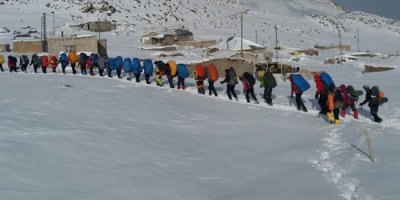 Çığ tehlikesi dağcıların zirve yapmasını engelledi