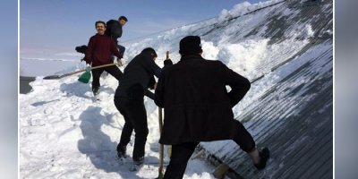 Yüksekova'da bir evin çatısı çöktü