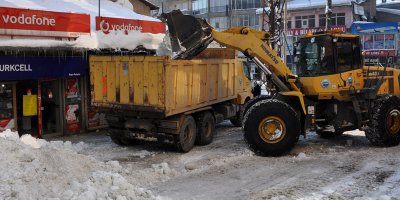 Yüksekova'da karla mücadele devam ediyor