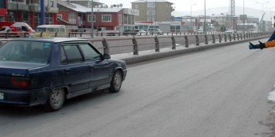 Otostop çekerek 2 yılda 60 il ve 4 ülke gezdiler