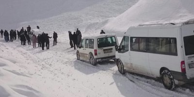 Şemdinli-Yüksekova karayoluna çığ düştü!