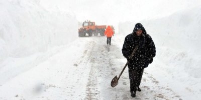 Van-Hakkari karayoluna çığ düştü