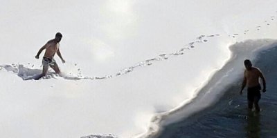 Dondurucu havada suya giriyorlar