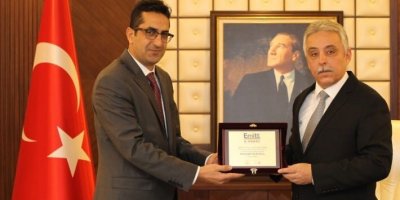 Vali Toprak’a en iyi fuar stant ödülü verildi