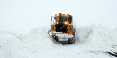 Hakkari'de karla mücadele sürüyor