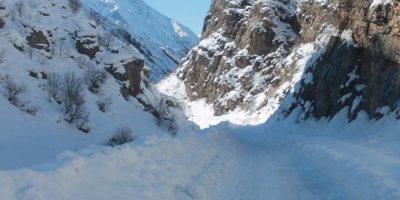 Köy yoluna çığ düştü