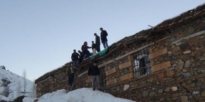 Telefonla konuşabilmek için damlara çıkıyorlar