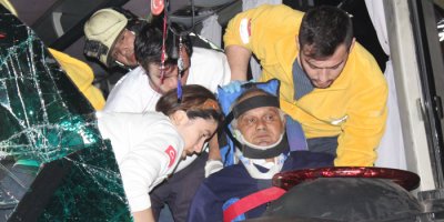 Zincirleme kaza: 17’si öğrenci 25 yaralı