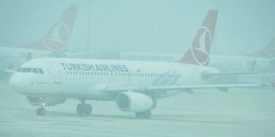 Yoğun sis uçak seferlerini aksattı