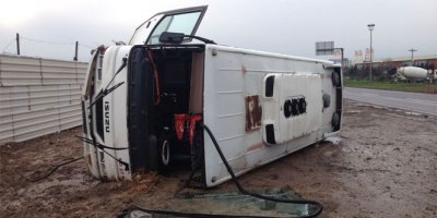 İşçi servisi devrildi: 12 yaralı