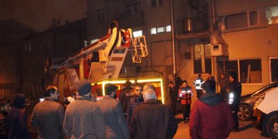 Eski eşine kızıp evi yakmaya kalktı