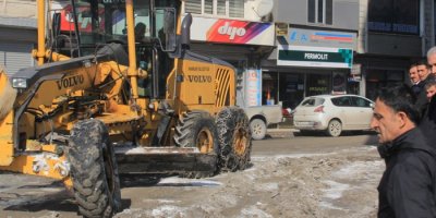 Hakkari belediyesinden buzla mücadele çalışması