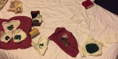 Hakkari’de 474 gram zümrüt taşı ele geçirildi