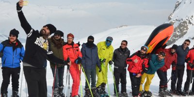 Hakkarili kayakseverlerin telefon şebekesi çilesi