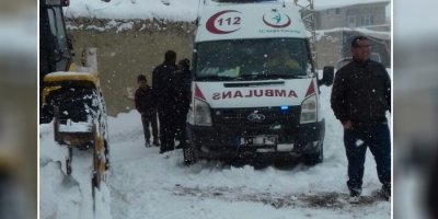 Ambulansı belediye ekipleri kurtardı