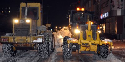 Yüksekova'da kar temizleme çalışması
