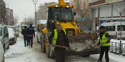Özalp Belediyesinden yol tuzlama çalışması