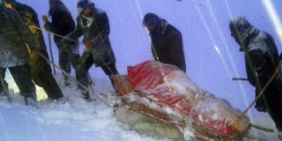 Yüksekova'da kızaklı hasta kurtarma operasyonu